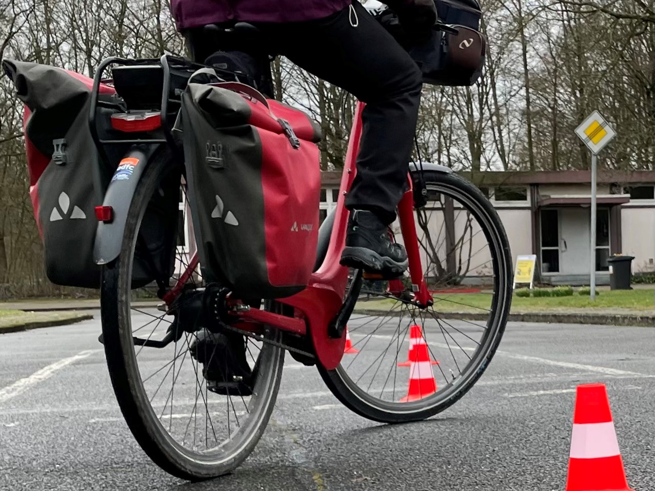 Ein Pedelecfahrer umfährt Hütchen in einem Hindernisparcour