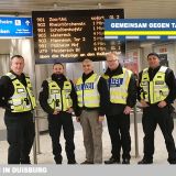 Mitarbeiter der Polizei Duisburg und der DVG im U-Bahnhof