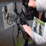 Hände am Lenker eines Pedelecs, kleine Bilder Schatten eines Fahrrads und Kursteilnehmer auf E-Bikes