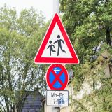 Verkehrszeichen vor Grundschulen