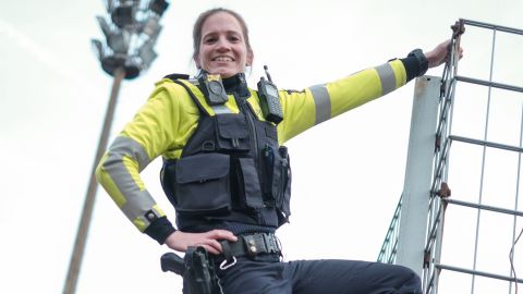 Es kann nicht hoch und schwierig genug sein: Die Kamener Autobahnpolizistin und Hobby-Extremsportlerin Sarah Drees liebt besondere Herausforderungen.