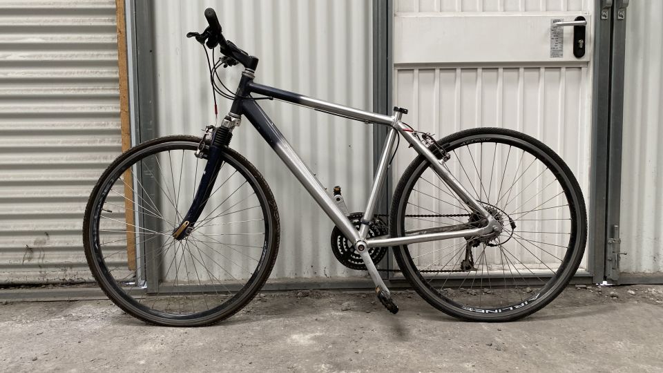 grau silbernes Crossbike ohne Sattel