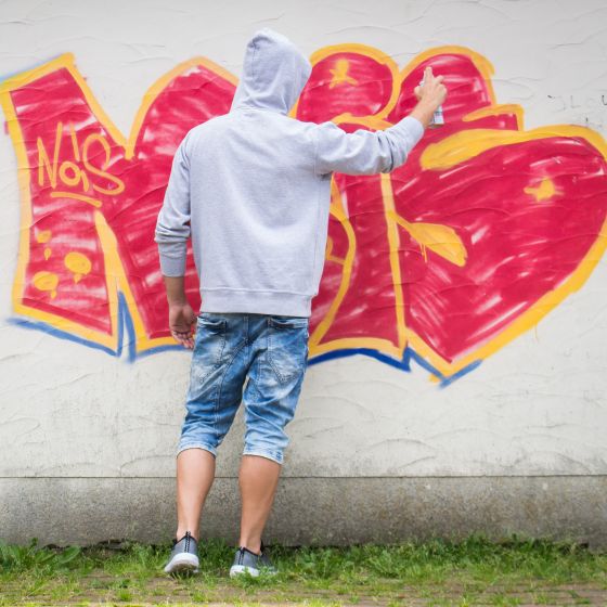 Graffiti Spray besprüht eine Wand