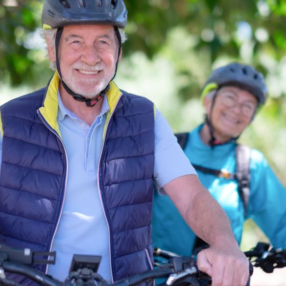 Zwei Senioren fahren auf dem Fahrrad 
